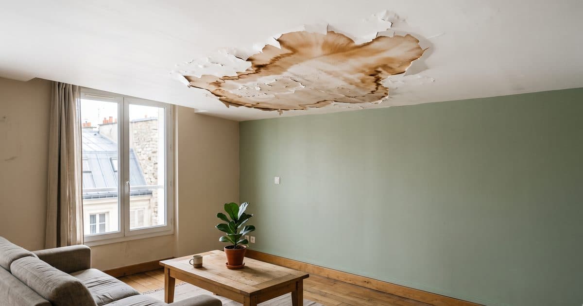 Dégât des eaux au plafond : qui paie la réparation ?